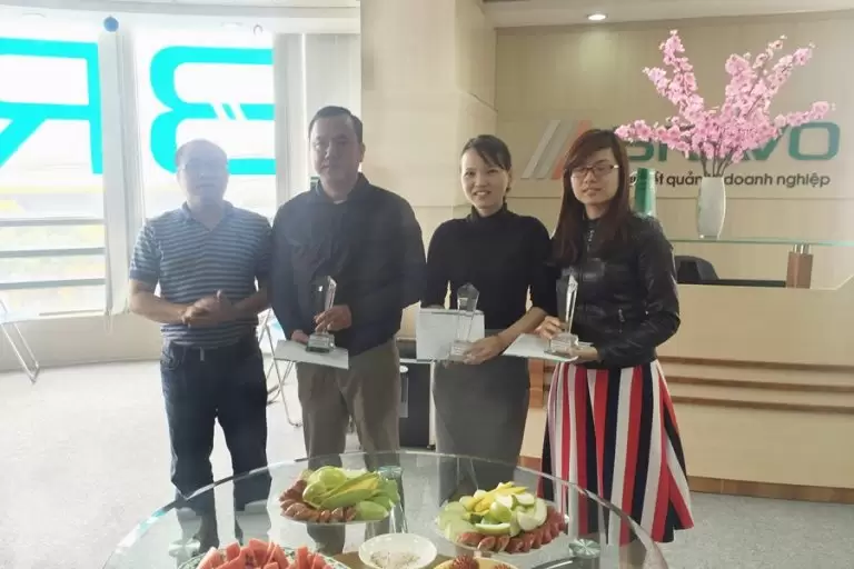Cúp nhân viên xuất sắc tháng 1 của BRAVO Đà Nẵng