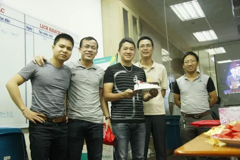 Chung vui sinh nhật tháng và cúp nhân viên xuất sắc
