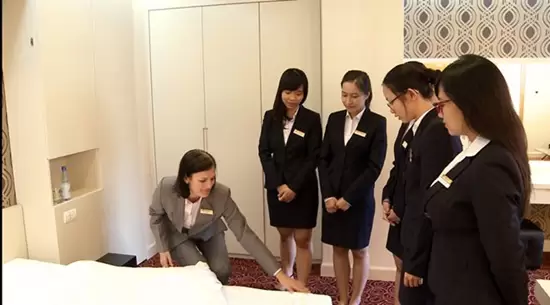 Việc quản trị khách sạn lương bao nhiêu