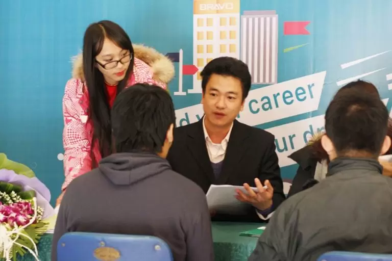 Tham gia phỏng vấn tại bàn tuyển dụng của BRAVO