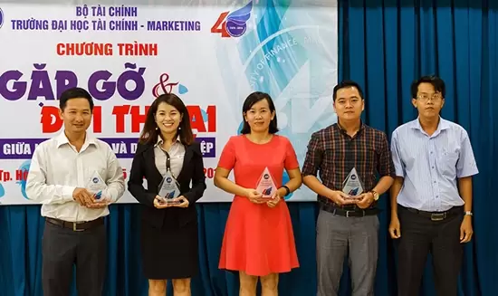 Đại diện BRAVO cùng các doanh nghiệp lên nhận kỷ niệm chương của chương trình