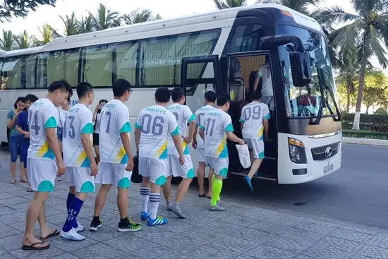 Các tuyển thủ BRAVO-HN lên xe ra sân thi đấu