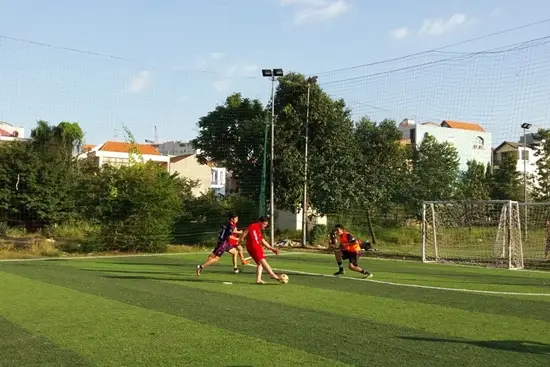 Một pha dứt điểm đối đầu thủ môn trong trận đội C và D