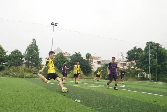 Những màn tranh bóng gay cấn trên sân giữa cầu thủ hai đội