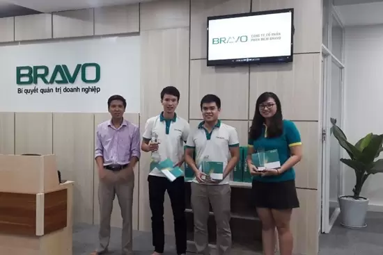 Các CBNV nhận Cúp nhân viên xuất sắc tháng 8