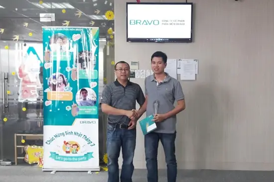 Cup cho nhân viên xuất sắc tháng 2 được trao cho anh Hoàng Xuân Huy Cup cho nhân viên xuất sắc tháng 2 được trao cho anh Hoàng Xuân Huy