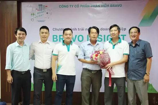 Đại diện Đại học Tài chính – Marketing tặng hoa cảm ơn sự tiếp đón nhiệt tình, chu đáo từ phía BTC