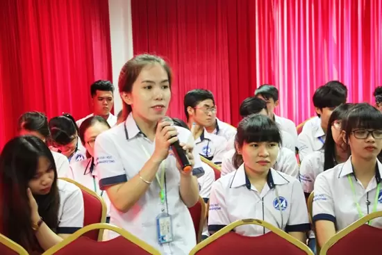 Các bạn nhiệt tình đặt câu hỏi cho các diễn giả tại chương trình