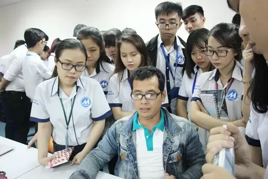 Các bạn sinh viên thăm quan thực tế tại văn phòng BRAVO-HCM