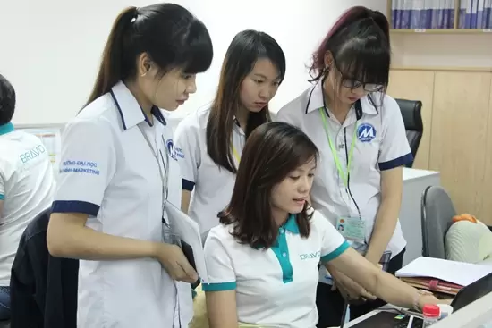 Các bạn sinh viên thăm quan thực tế tại văn phòng BRAVO-HCM