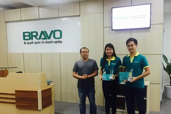 Anh Nguyễn Đức Sơn – Trưởng VPĐD BRAVO-ĐN lên trao cúp, chúc mừng CBNV