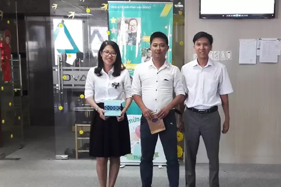 CBNV vui mừng đón nhận những phần thưởng và tình cảm được gửi tới từ các đồng nghiệp