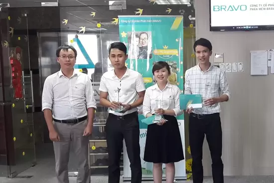 Các CBNV BRAVO-ĐN có thành tích nổi bật được nhận Cúp nhân viên xuất sắc tháng 3