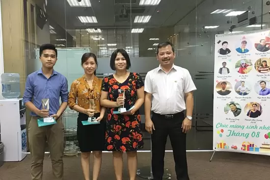 Trao cúp Nhân viên xuất sắc cho các CBNV BRAVO-HN