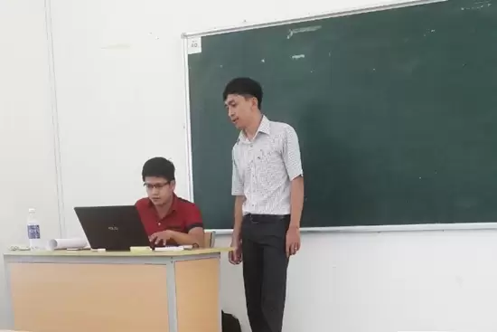 Các bạn sinh viên thực hành thao tác trực tiếp trên phần mềm