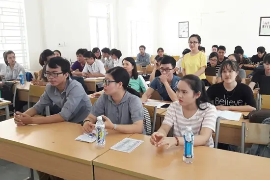 Các bạn sinh viên lắng nghe những chia sẻ về kiến thức thực tế