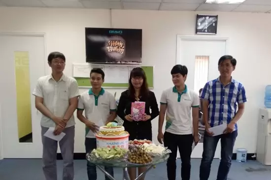 Các thành viên lên vui mừng vì được đón sinh nhật trong không khí ấm áp, tươi  vui cùng đồng nghiệp của mình