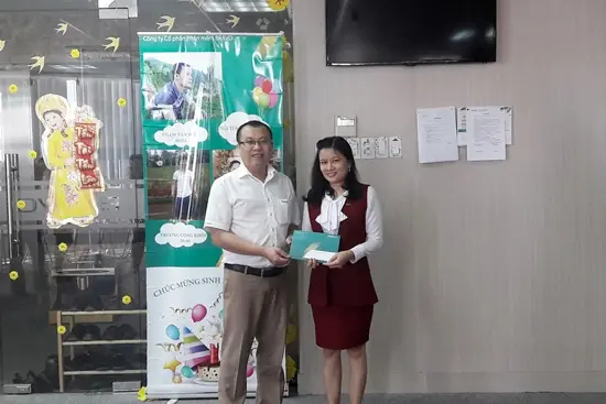 Chị Nguyễn Thị Ánh Tuyết  vui mừng đón nhận phần thưởng vì những đóng góp ý kiến cho phát triển sản phẩm