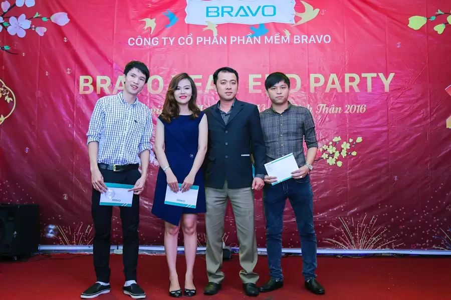 Công bố và trao thưởng cho các đội chơi