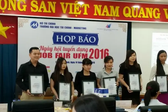 Đại diện BRAVO nhận chứng nhận cho doanh nghiệp đồng hành