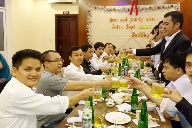 Cùng nâng cốc chúc mừng