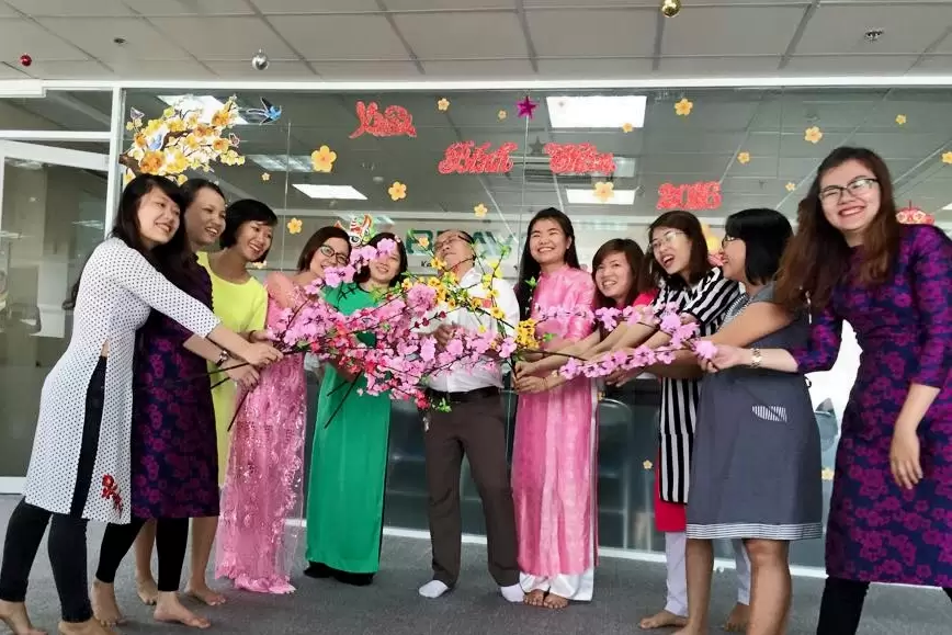 Rực rỡ sắc xuân với đào mai và những nụ cười