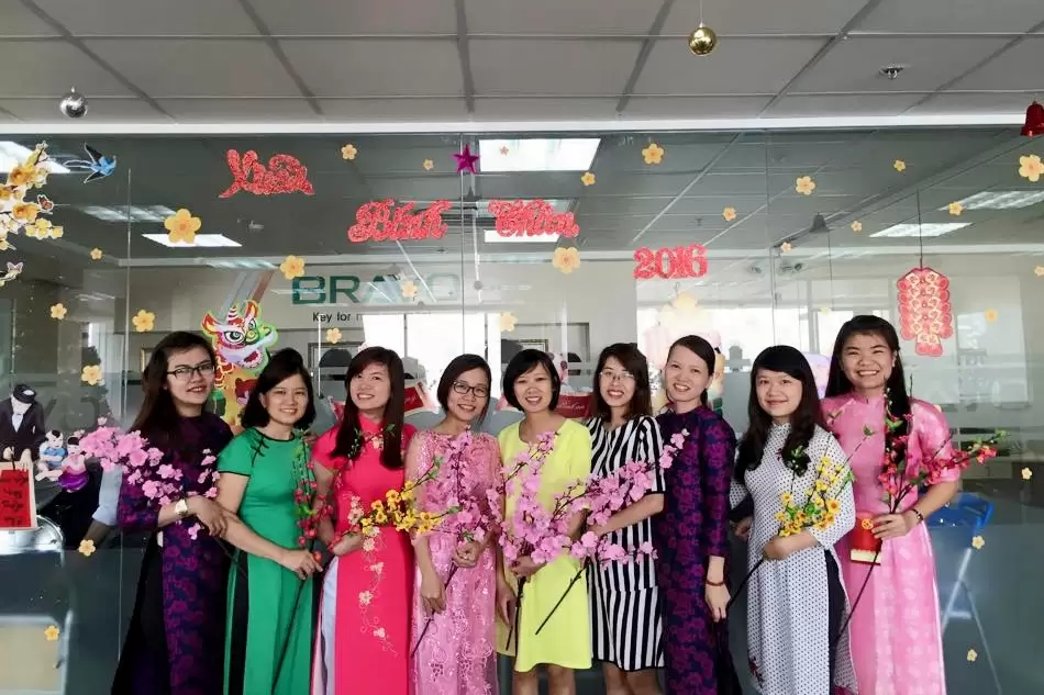 Chị em BRAVO Đà Nẵng thướt tha với áo dài trong ngày khai xuân