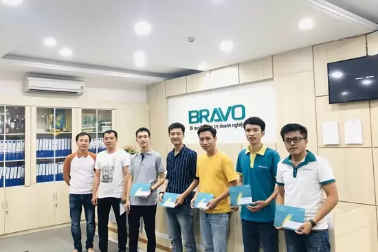 Trao cúp nhân viên xuất sắc và mừng sinh nhật tháng 3 tại BRAVO ĐN