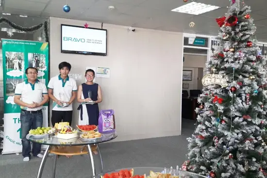 Anh Nguyễn Đức Sơn thay mặt Ban lãnh đạo BRAVO-ĐN trao Cup cho nhân viên có thành tích xuất sắc tháng 11 Anh Nguyễn Đức Sơn thay mặt Ban lãnh đạo BRAVO-ĐN trao Cup cho nhân viên có thành tích xuất sắc tháng 11