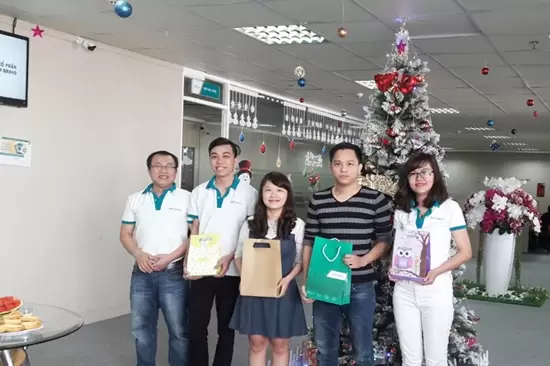 Niềm vui khi đón nhận những tình cảm từ đồng nghiệp dành cho CBNV có sinh nhật tháng 12 Niềm vui khi đón nhận những tình cảm từ đồng nghiệp dành cho CBNV có sinh nhật tháng 12