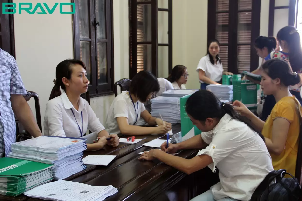 Đại diện phía các doanh nghiệp đăng ký tham gia tập huấn và nhận tài liệu tập huấn.