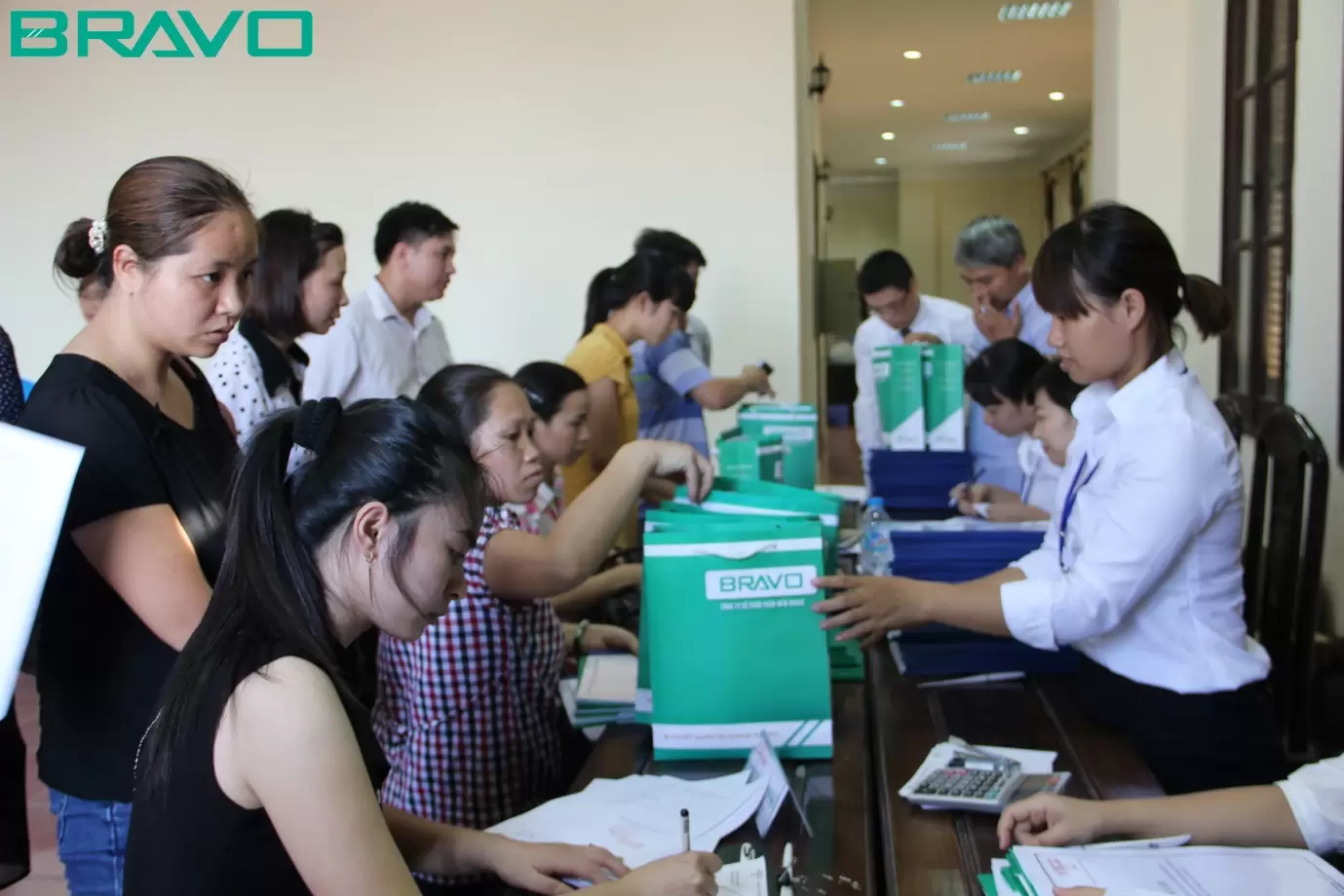 BRAVO gửi tới đại diện các doanh nghiệp phần quà lưu niệm