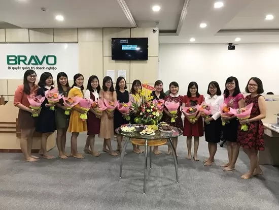 Những nụ cười rạng rỡ từ đồng nghiệp nữ khi được nhận món quà bất ngờ từ các anh em