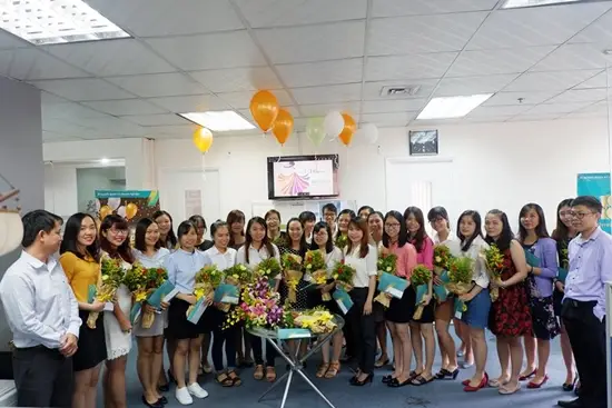 Tập thể CBNV nữ vui mừng với những tình cảm được gửi tặng từ các anh em