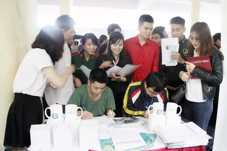 Các bạn sinh viên đến với gian hàng được tư vấn trực tiếp…