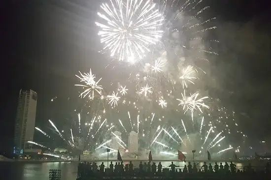 Ngắm pháo hoa trên cầu quay sông Hàn