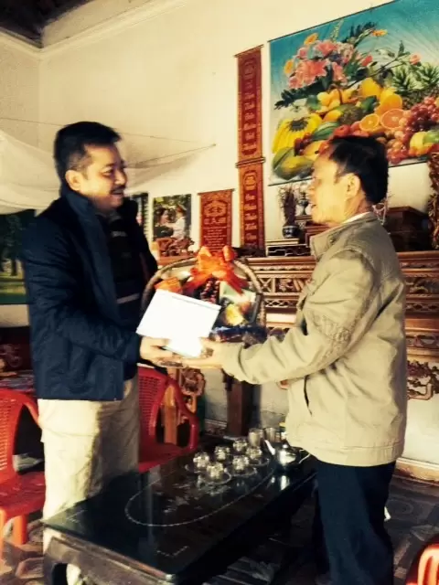 Anh Đào Mạnh Hùng – Giám đốc công ty trao tặng quà Tết 