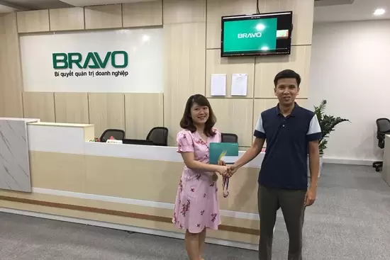 Trao cúp NVXS tháng 4 và mừng sinh nhật tháng tại BRAVO ĐN