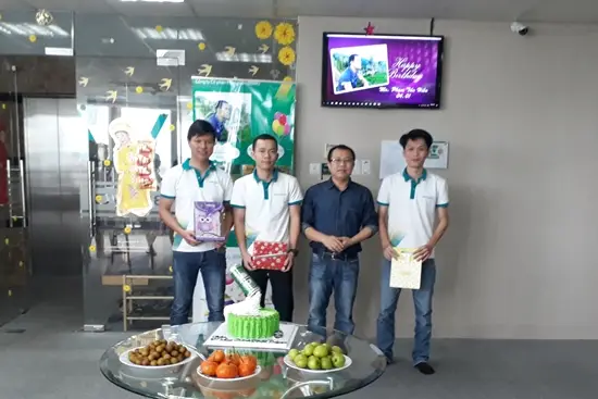 Các CBNV có sinh nhật tháng 1 đón nhận những món quà từ đồng nghiệp trong công ty Các CBNV có sinh nhật tháng 1 đón nhận những món quà từ đồng nghiệp trong công ty
