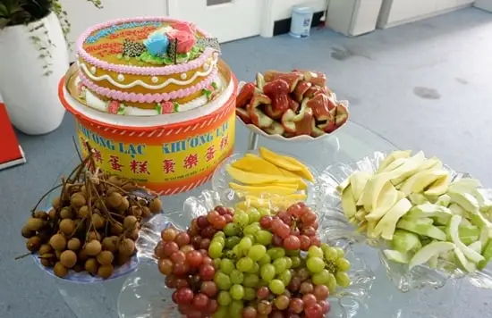 Bàn tiệc ngọt được chuẩn bị chu đáo