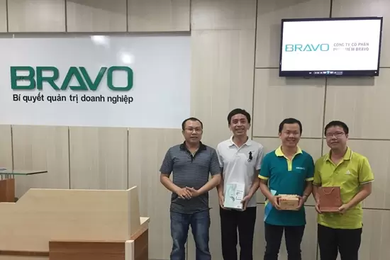 Các CBNV có sinh nhật trong tháng 06 đón nhận những món quà từ đồng nghiệp