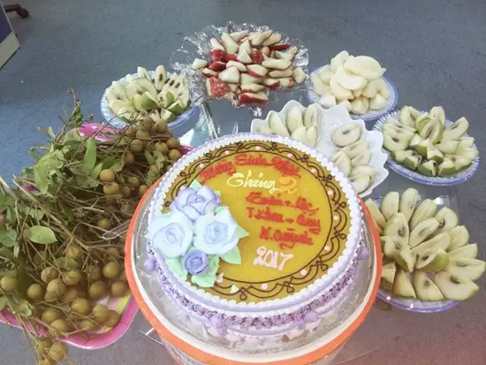 Bàn tiệc ngọt được chuẩn bị để chúc mừng các thành viên sinh nhật tháng 2