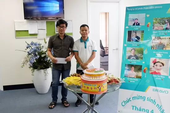 Giải thưởng “Khuyến khích đóng góp ý kiến cho phát triển sản phẩm” được trao cho 2 CBNV BRAVO-HCM