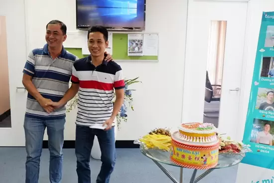 Anh Phan Châu Lộc vui mừng đón nhận phần thưởng từ chương trình “Góp gạch xây Nội san BRAVO” (bên phải)