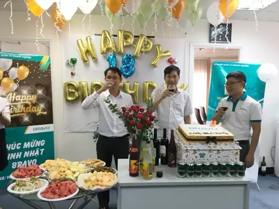 Khui sâm-panh, nâng ly chúc mừng