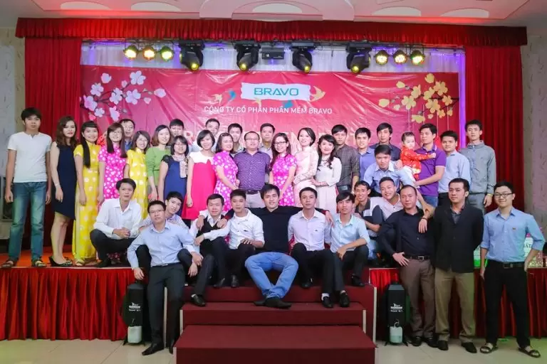 Tập thể BRAVO-ĐN chụp ảnh kỷ niệm tại đêm tiệc