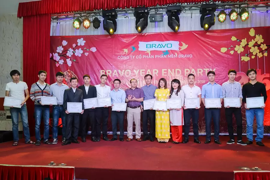 Trao danh hiệu xuất sắc cho các cá nhân và tập thể