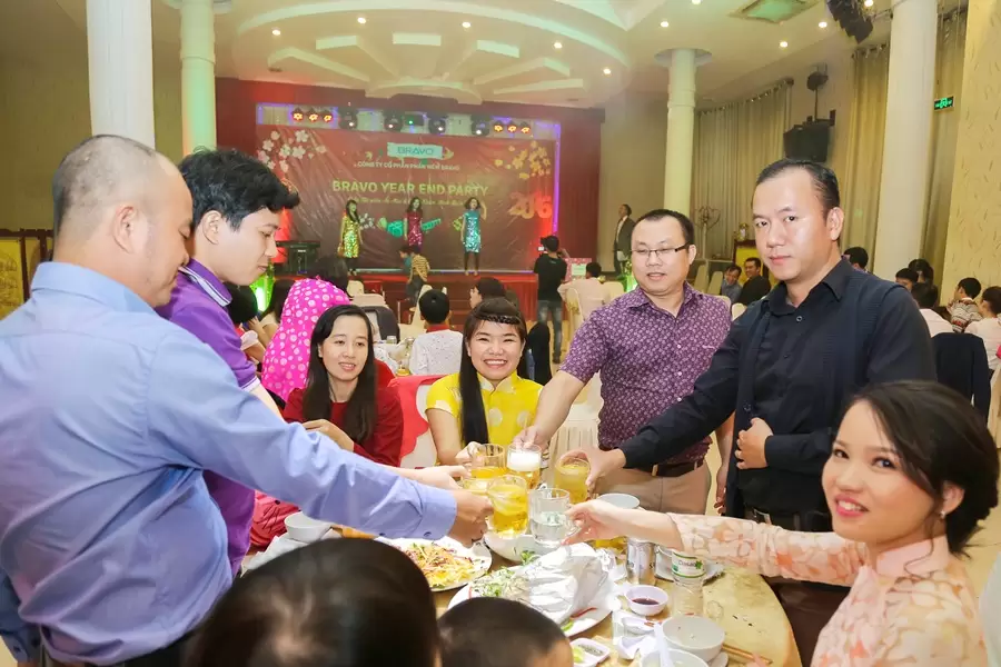 Cùng nâng cốc chúc mừng