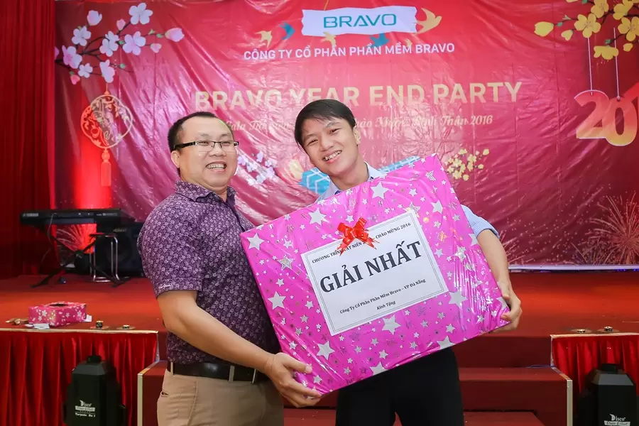 Trao quà của chương trình rút thăm may mắn