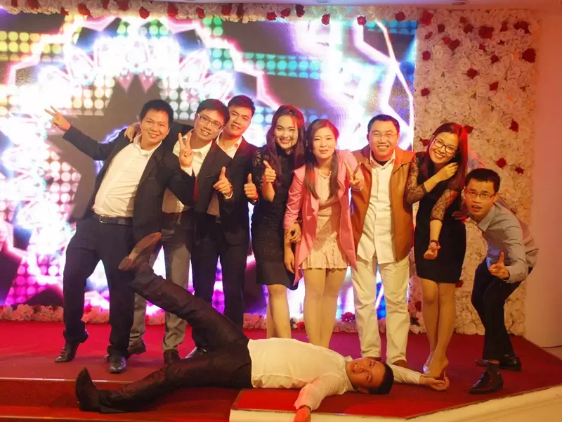 Phòng Kinh doanh với danh hiệu Tập thể xuất sắc nhất 2015 của BRAVO-HN